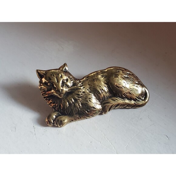 Vintage Gold Tone Kitty Cat Brooch Pin Laying Reclining Detailed 1" Unmarked EUC - Picture 1 of 11